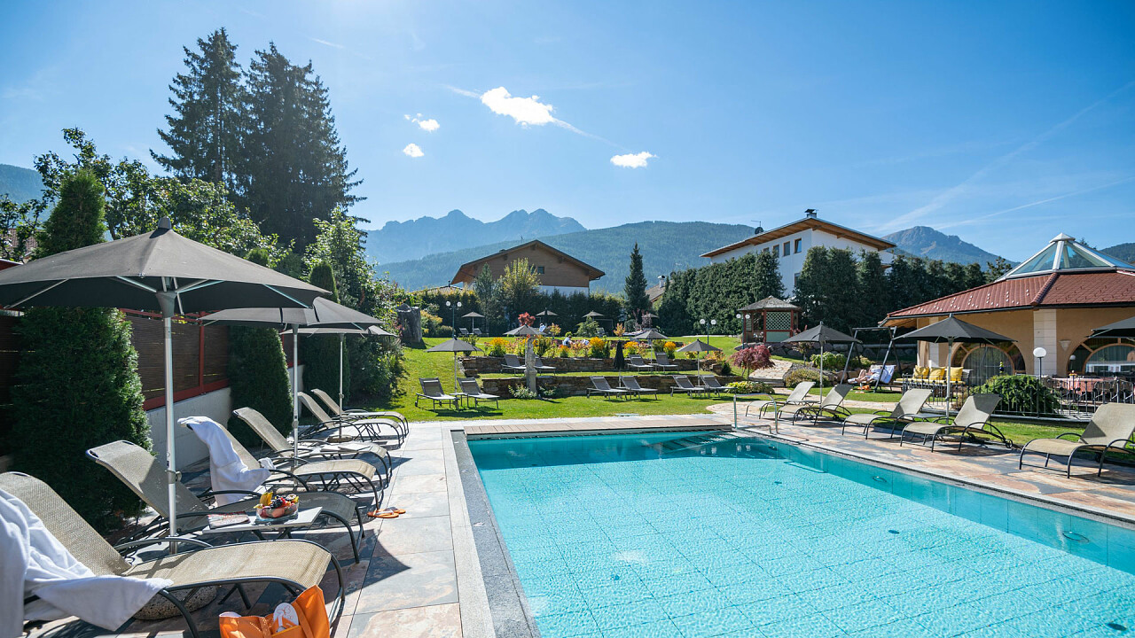 Piscina esterna Mirabell Dolomites Hotel . Luxury . Ayurveda & Spa