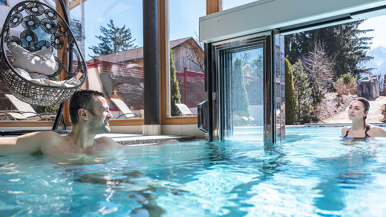 Coppia in piscina interna Mirabell Dolomites Hotel . Luxury . Ayurveda & Spa