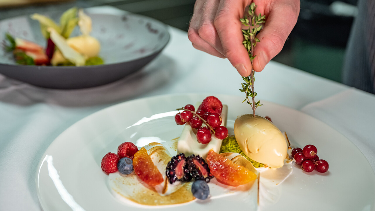Dessert con frutta Mirabell Dolomites Hotel . Luxury . Ayurveda & Spa