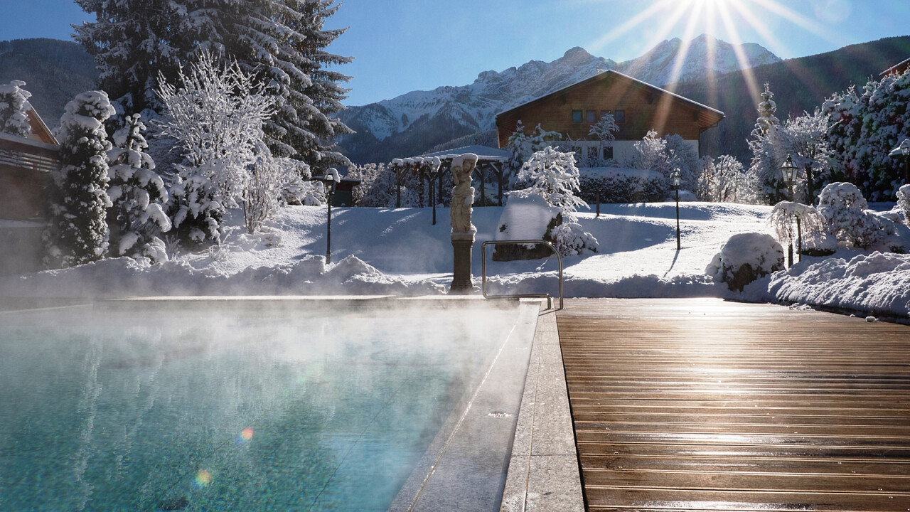 Piscina esterna inverno Mirabell Dolomites Hotel . Luxury . Ayurveda & Spa