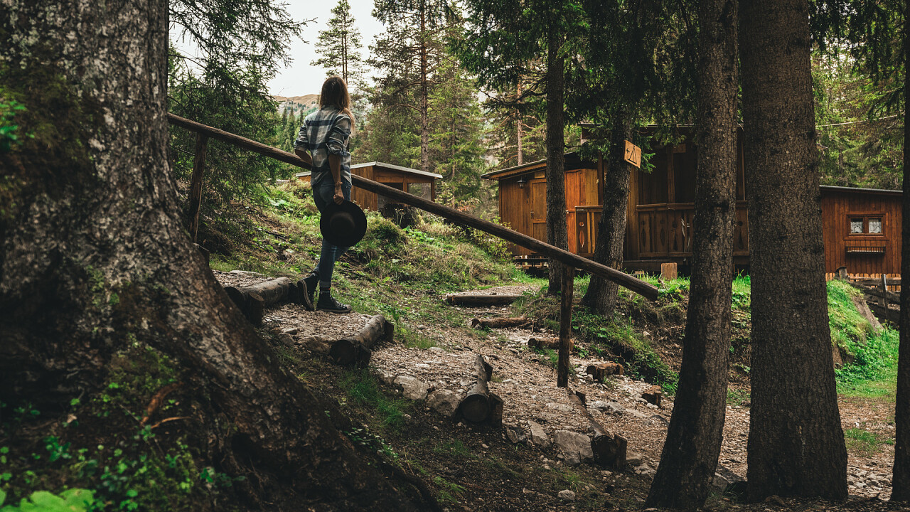 Ragazza sentiero Camping Sass Dlacia