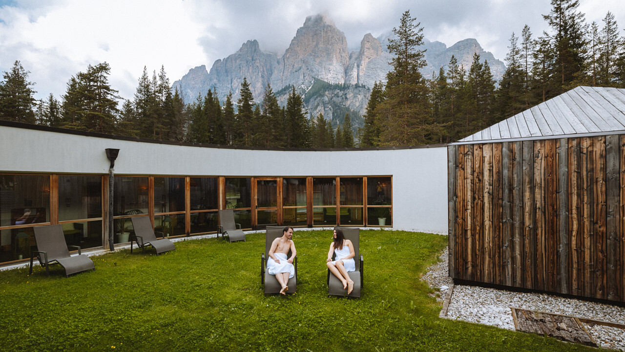 Coppia in giardino estate Camping Sass Dlacia