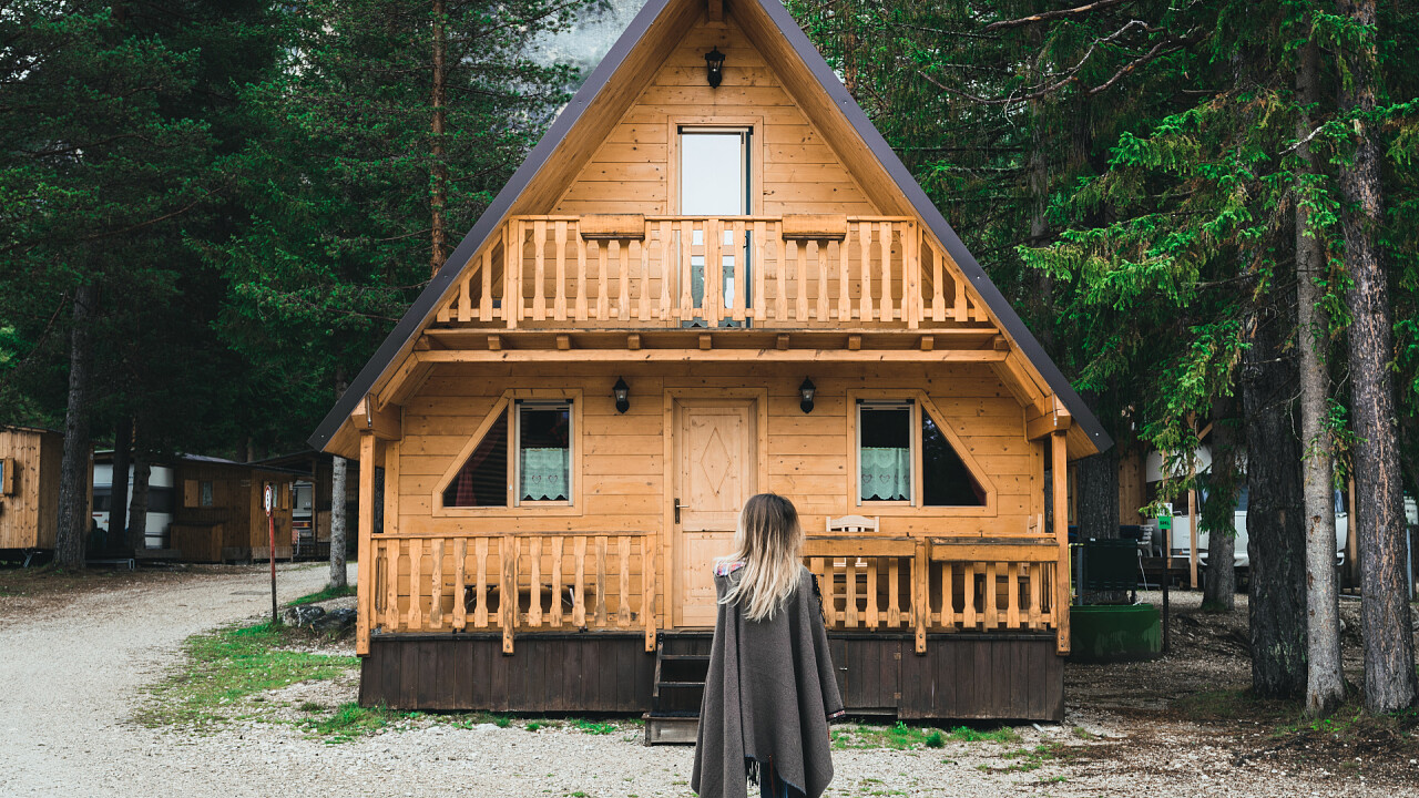 Ragazza davanti forest cabin Camping Sass Dlacia