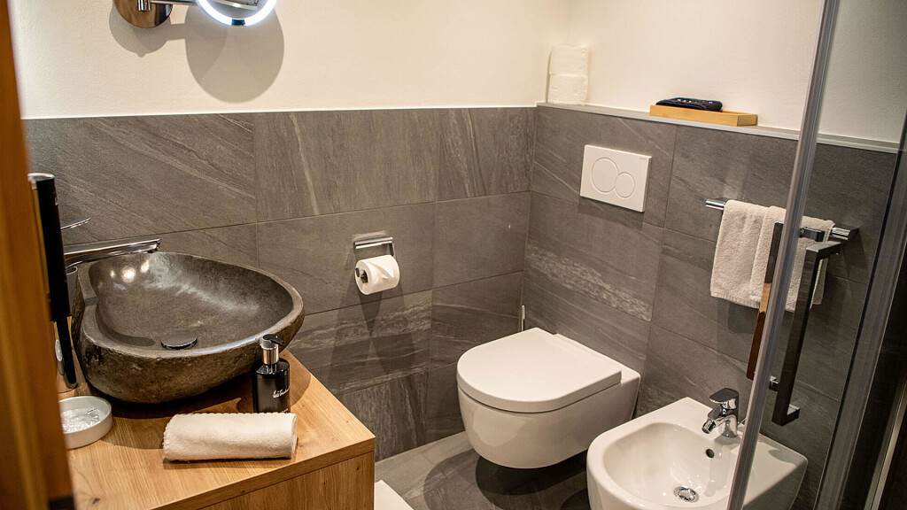 Camera matrimoniale con balcone verso sud