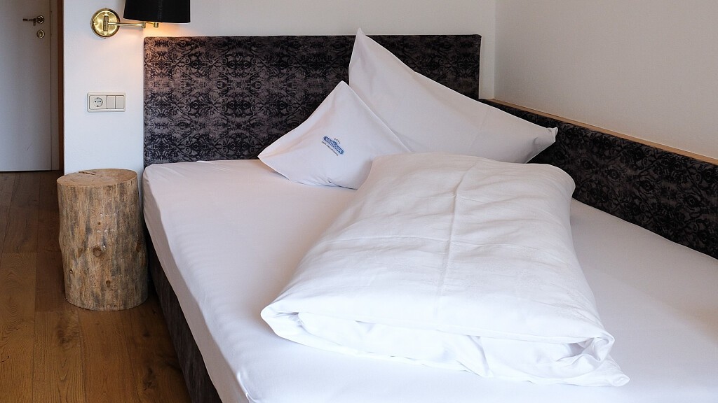 Standard "Neves" with French-style bed