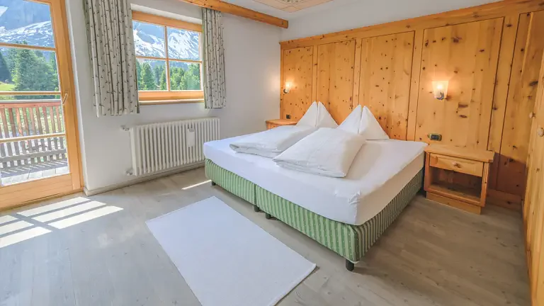 Room with balcony and view on Pütia