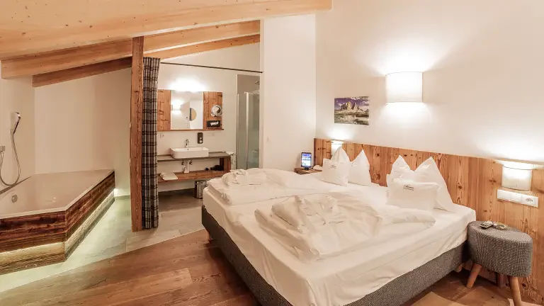 Suite with Bathtub