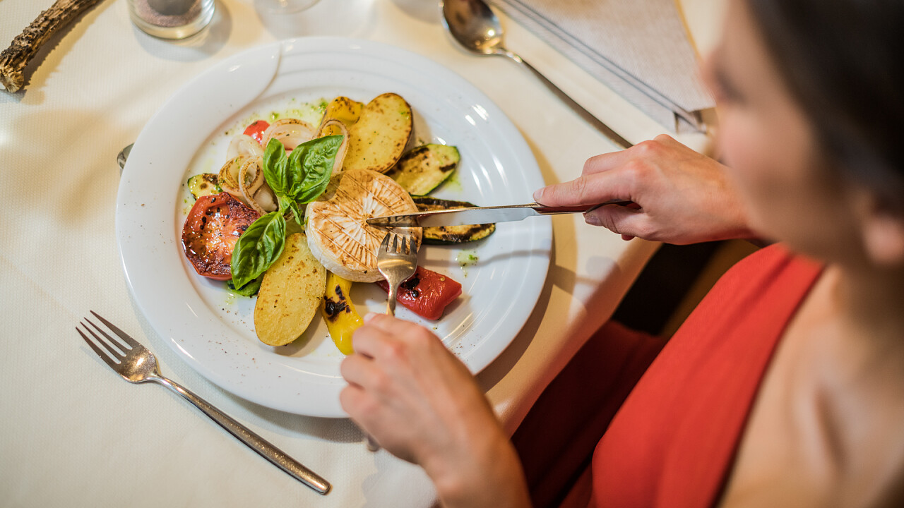 ragazza a cena ristorante Wirtshaushotel Alpenrose