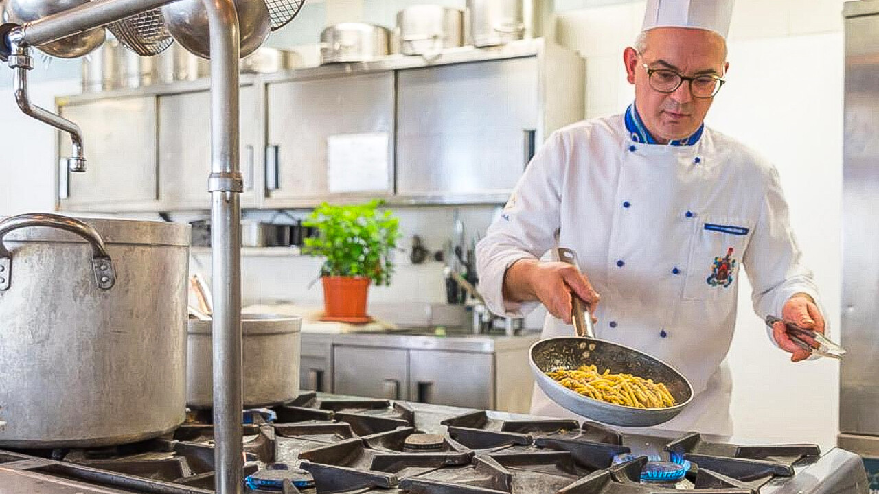 Chefkoch in der Küche - Hotel Alla Posta