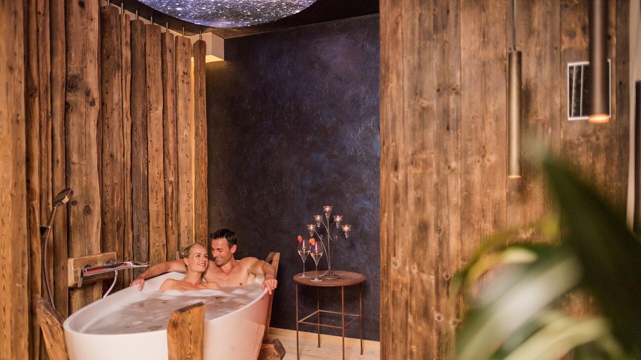 coppia in vasca spa - Mirabell Dolomites Hotel