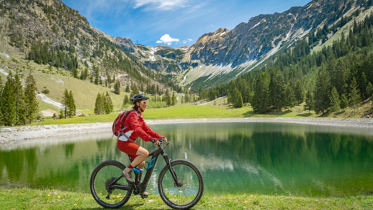 E-Bike um den See in den Dolomiten