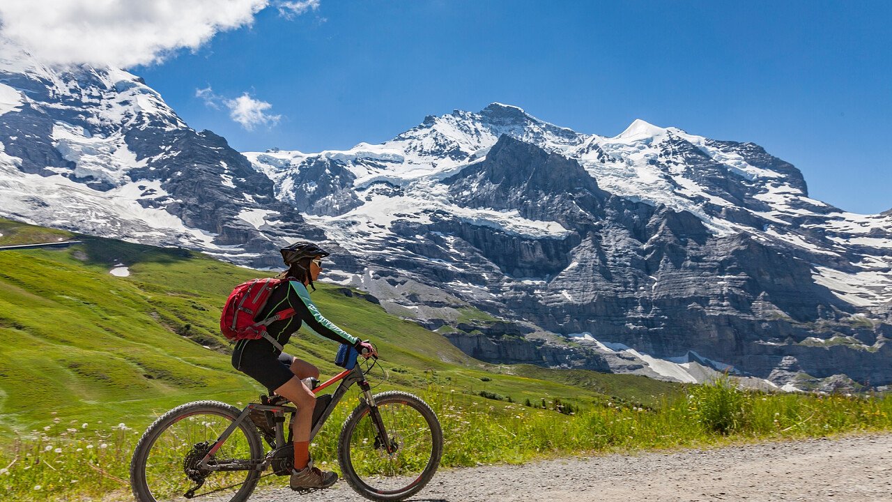 E-Bike auf einer unbefestigten Straße in den Dolomiten