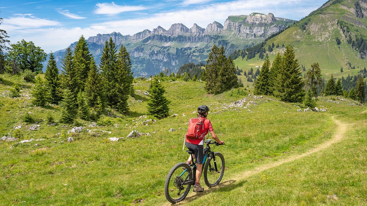 E-Bike im Sommer in den Dolomiten