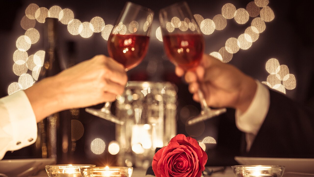 toast wine romantic holiday couple