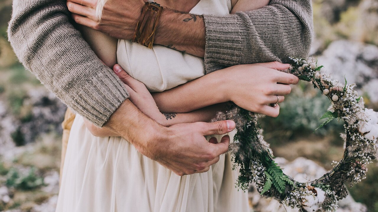 sposini_abbracciati_vacanza_romantica_depositphotos