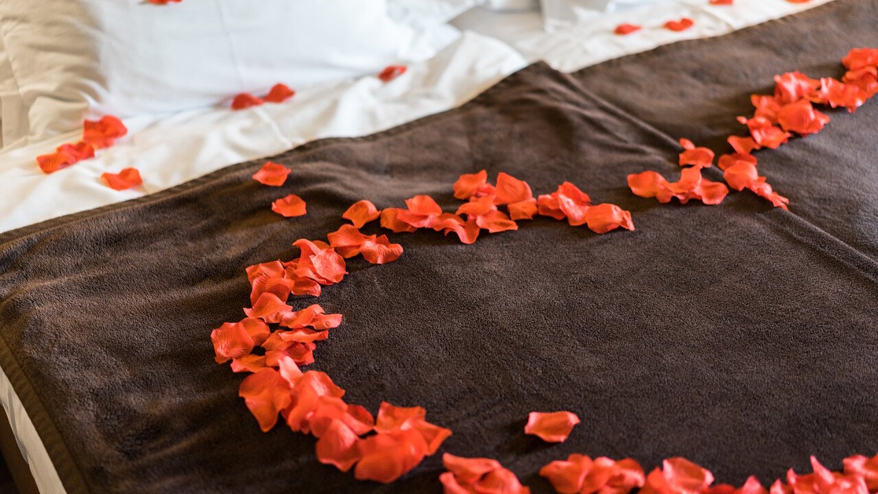 letto_petali_rossi_cuore_vacanza_romantica_picjumbo