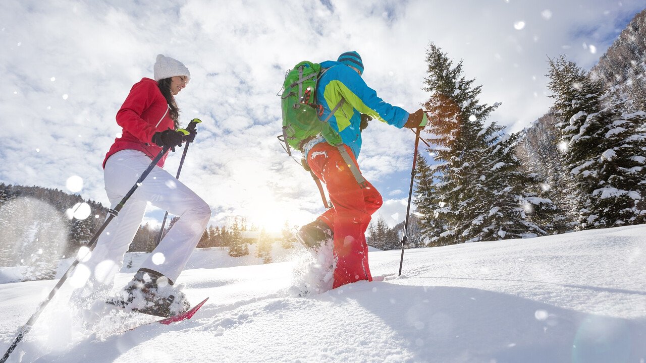 coppia_escursionisti_con_ciaspole_shutterstock