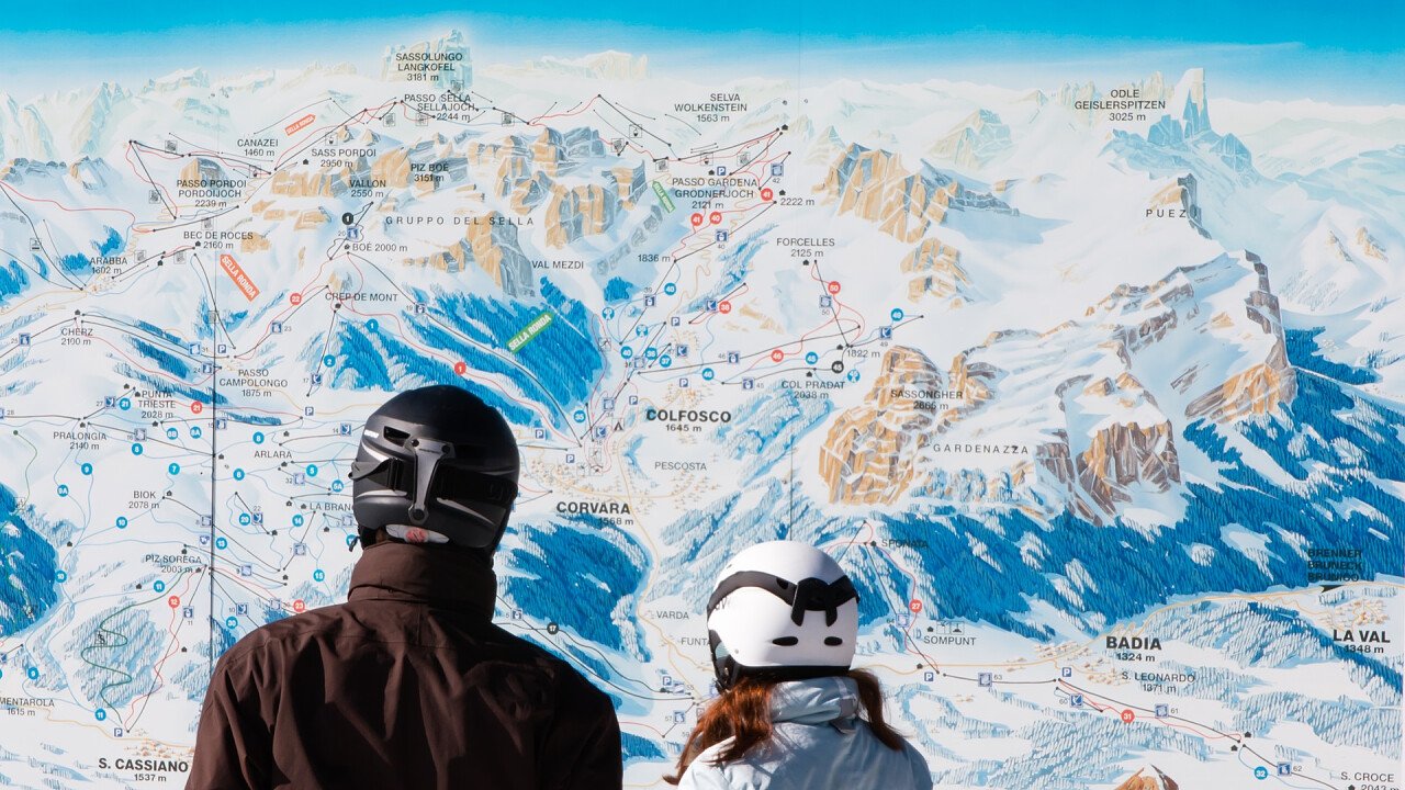 sciatori_cartina_pista_dolomiti_superski_depositphotos