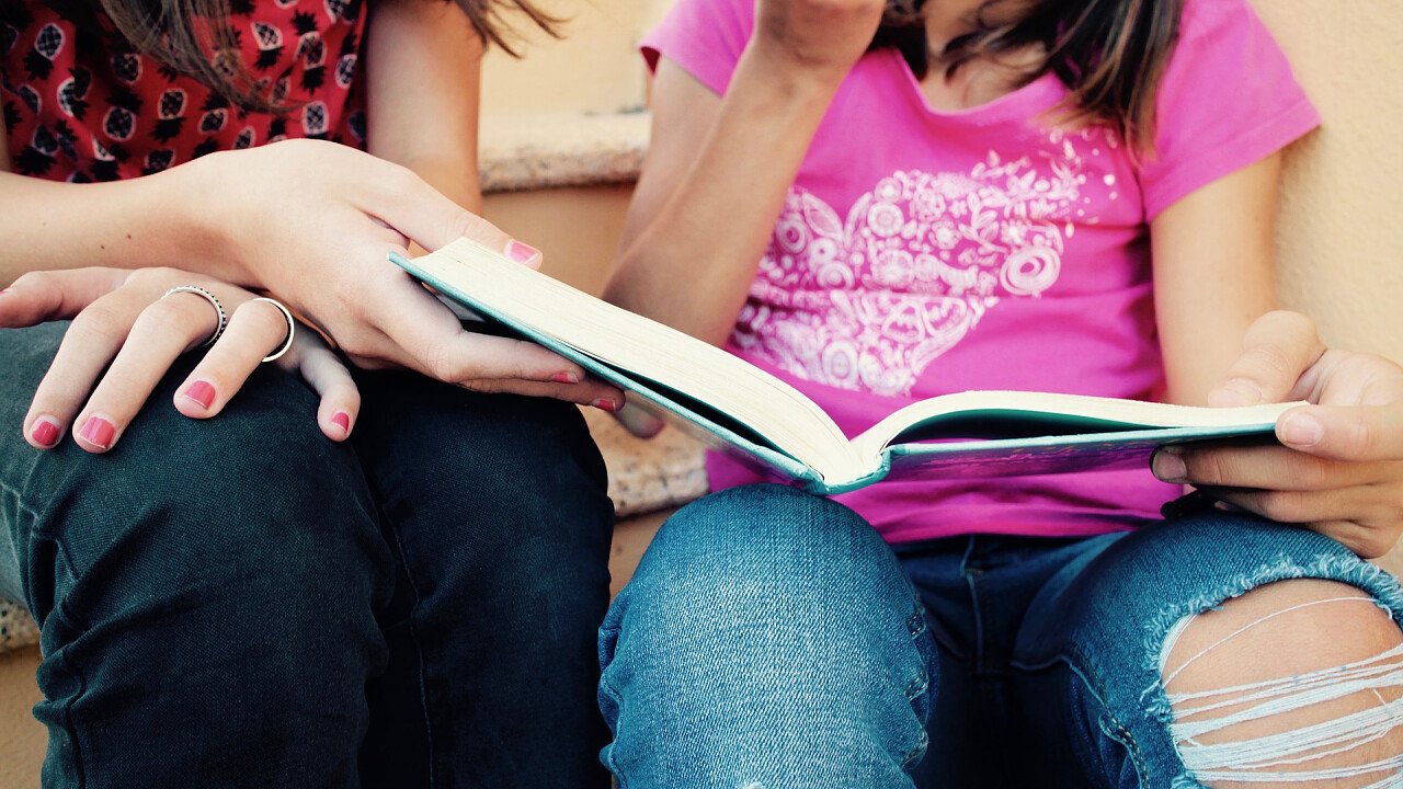 lettura_libri_a_bambina_pixabay_sweetlouise