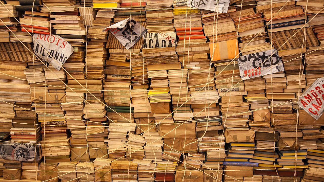 parete_di_libri_vecchi_pixabay_dimhou