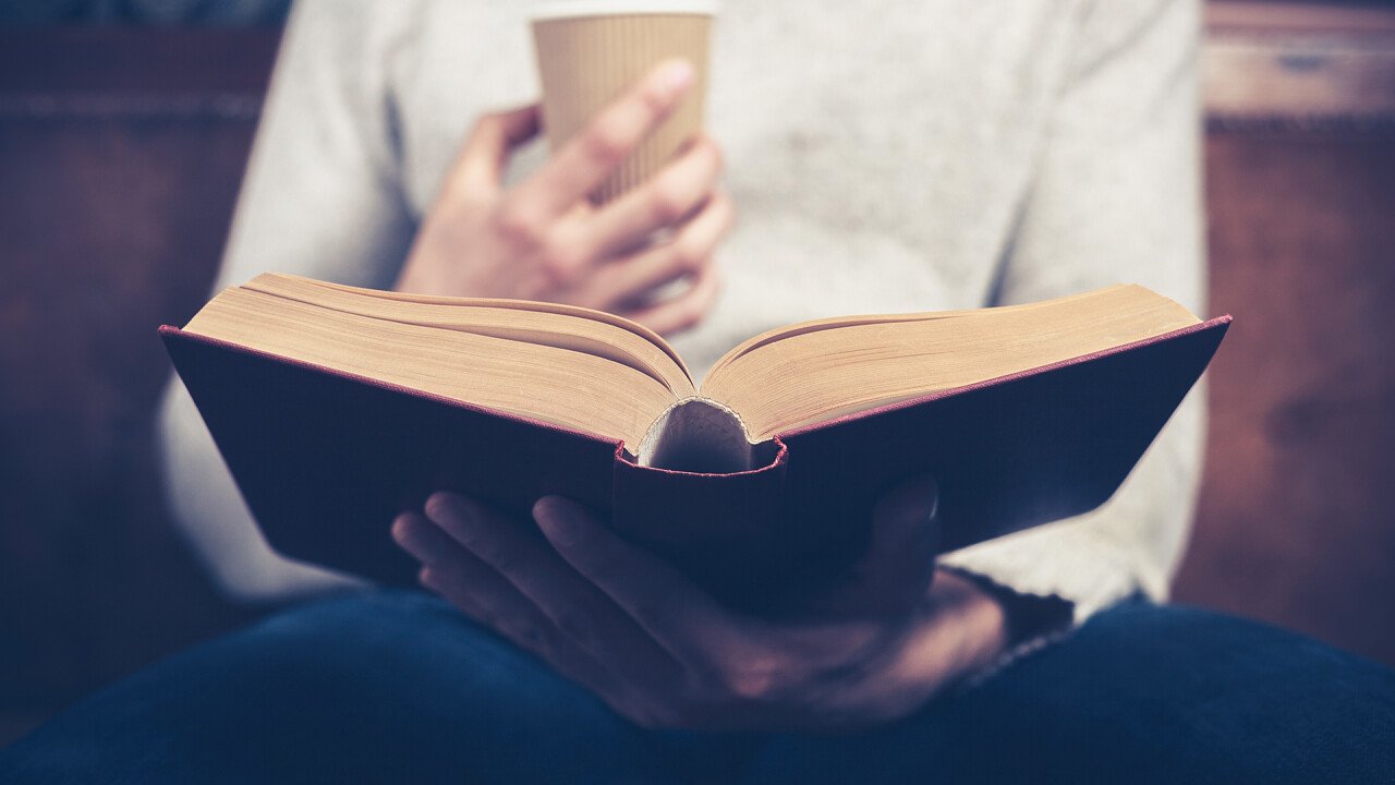 persona_che_legge_libro_depositphotos