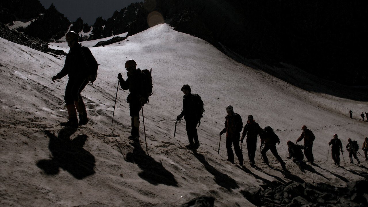 gruppo_escursione_notturna_sci_alpinismo_pixabay_aatlas