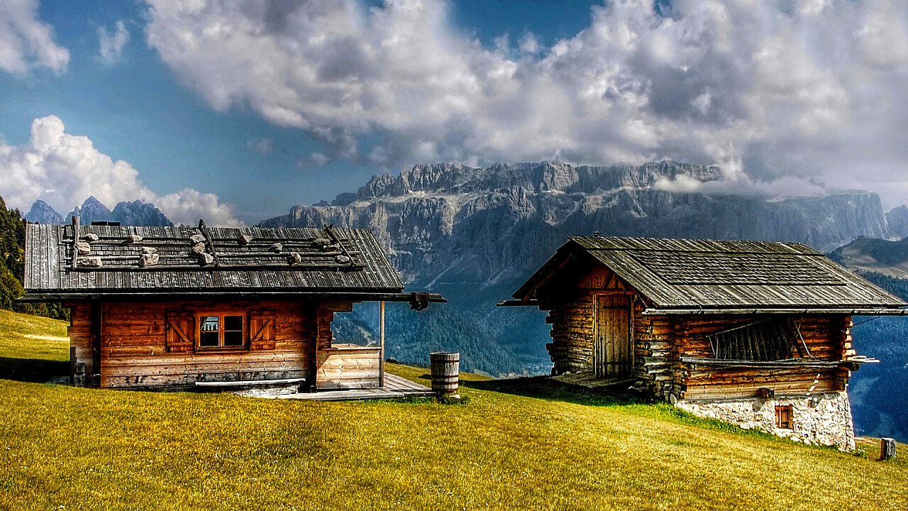 case_tabia_vista_monte_sella_dolomiti_architettura_alpina_pixabay_kordi_vahle