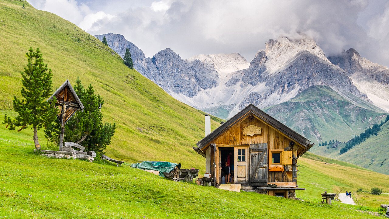 rifugio_di_montagna_sul_passo_san_pellegrino_architettura_alpina_depositphotos