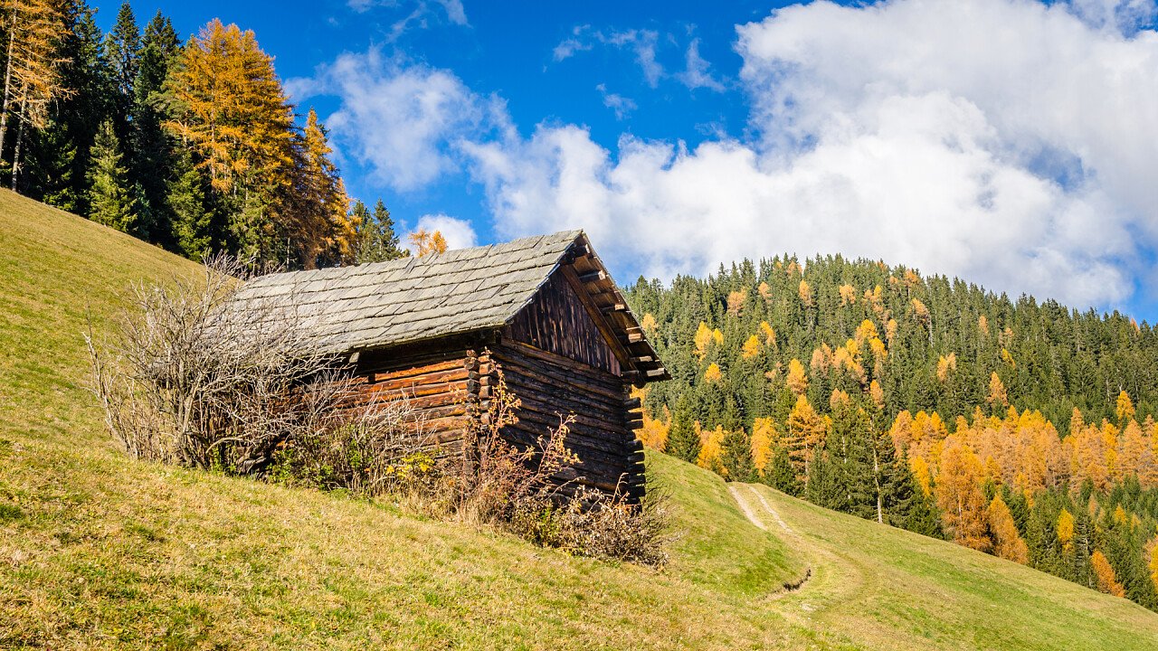 tabia_tipico_montagna_architettura_alpina_depositphotos