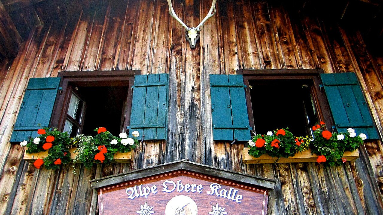 casa_legno_architettura_alpina_pixabay_moerschy