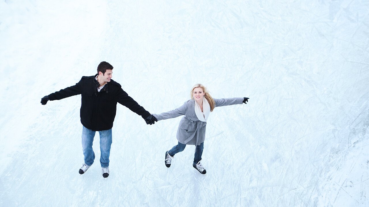 coppia_innamorati_pattinaggio_ghiaccio_iStock