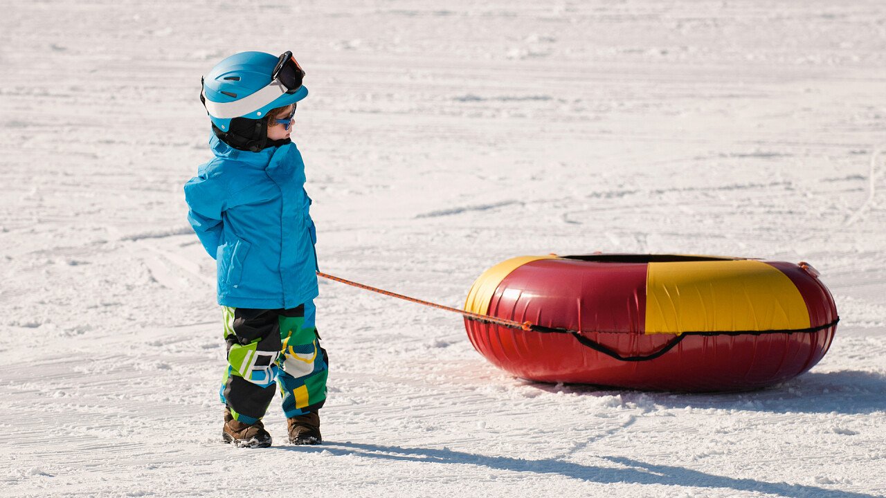 bambino_traina_gommone_neve_depositphotos