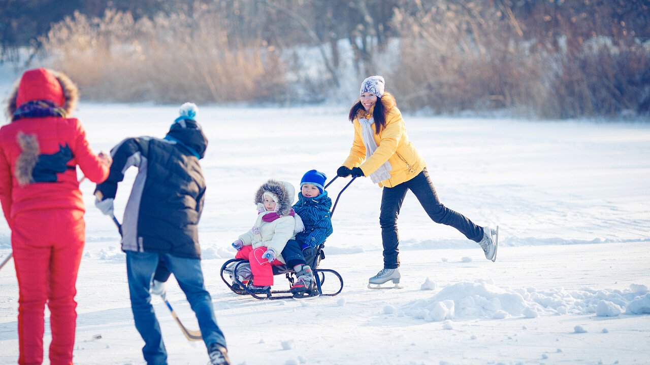 amici_bambini_divertimento_neve_slittino_depositphotos