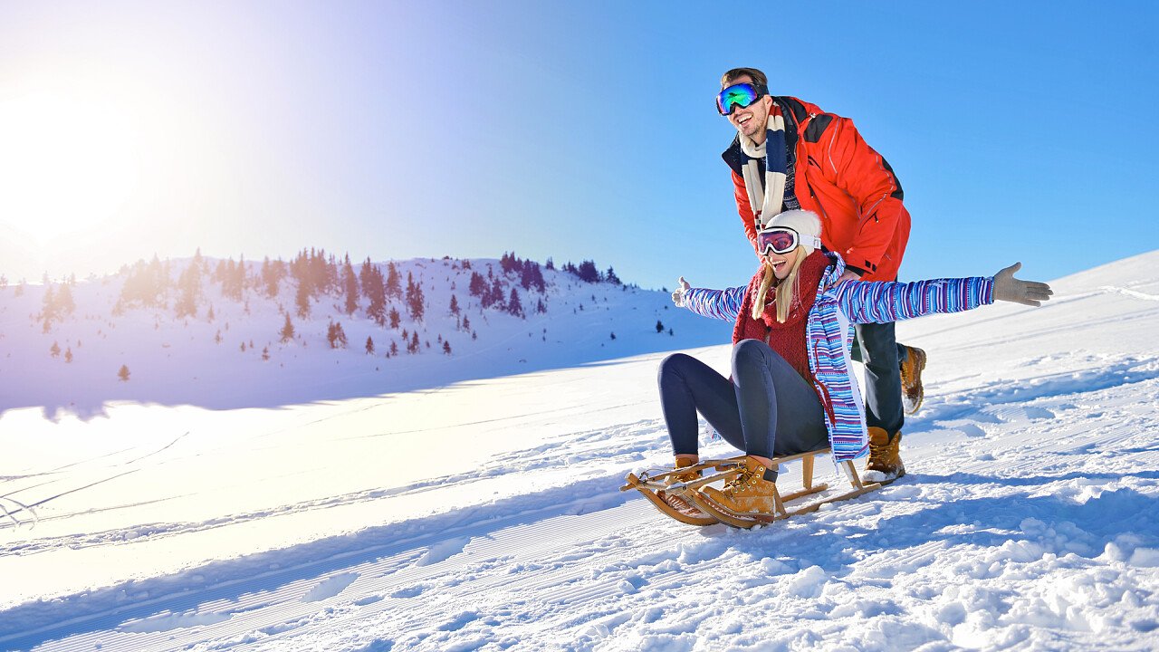 coppia_adulti_divertimento_slittino_shutterstock