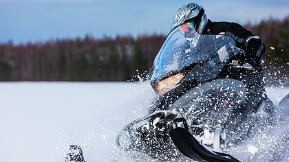 persona_neve_fresca_motoslitta_shutterstock