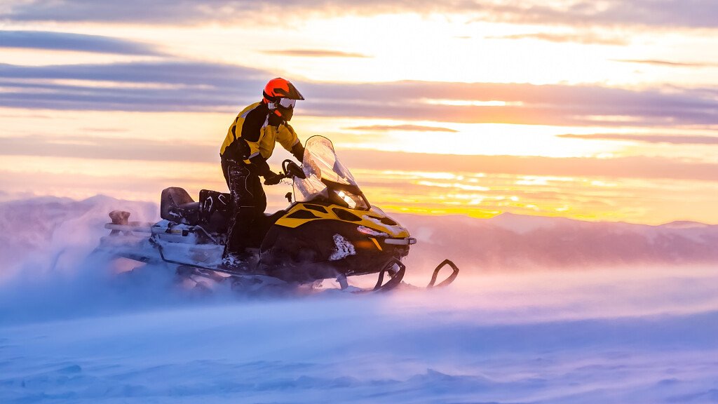 Scoprire le Dolomiti in sella alla motoslitta