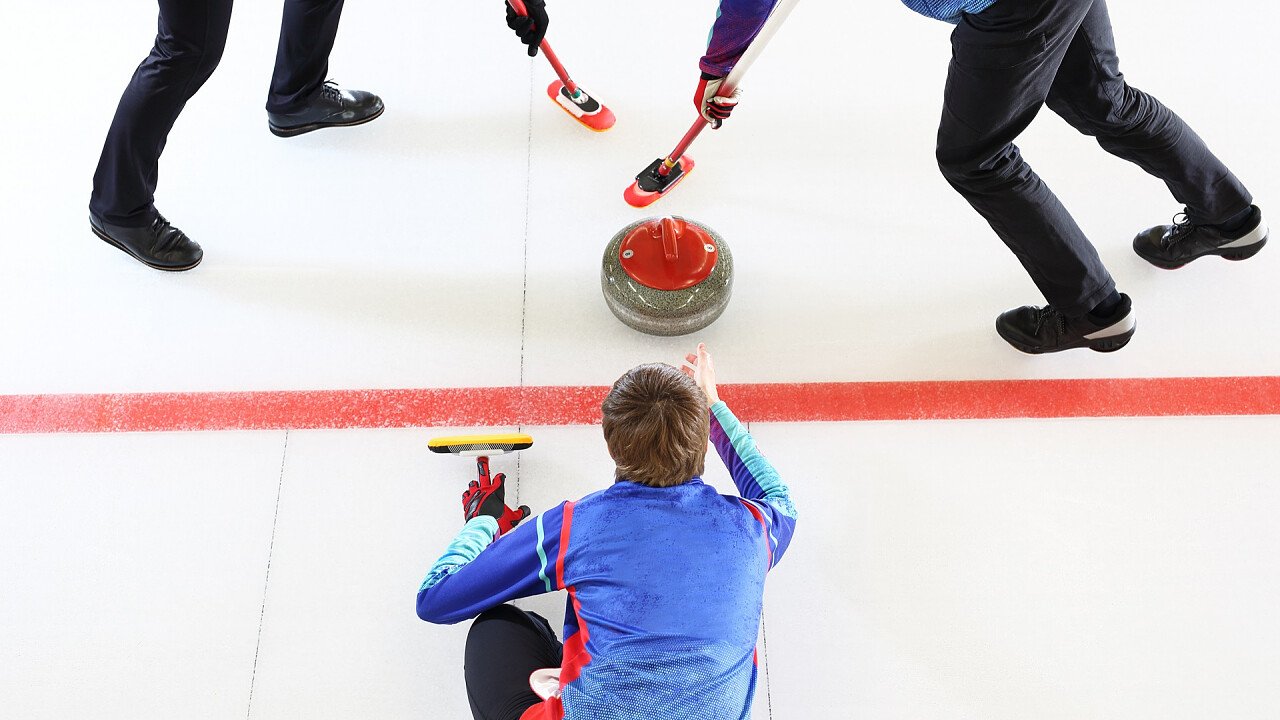 momento_del_lancio_pietra_curling_shutterstock