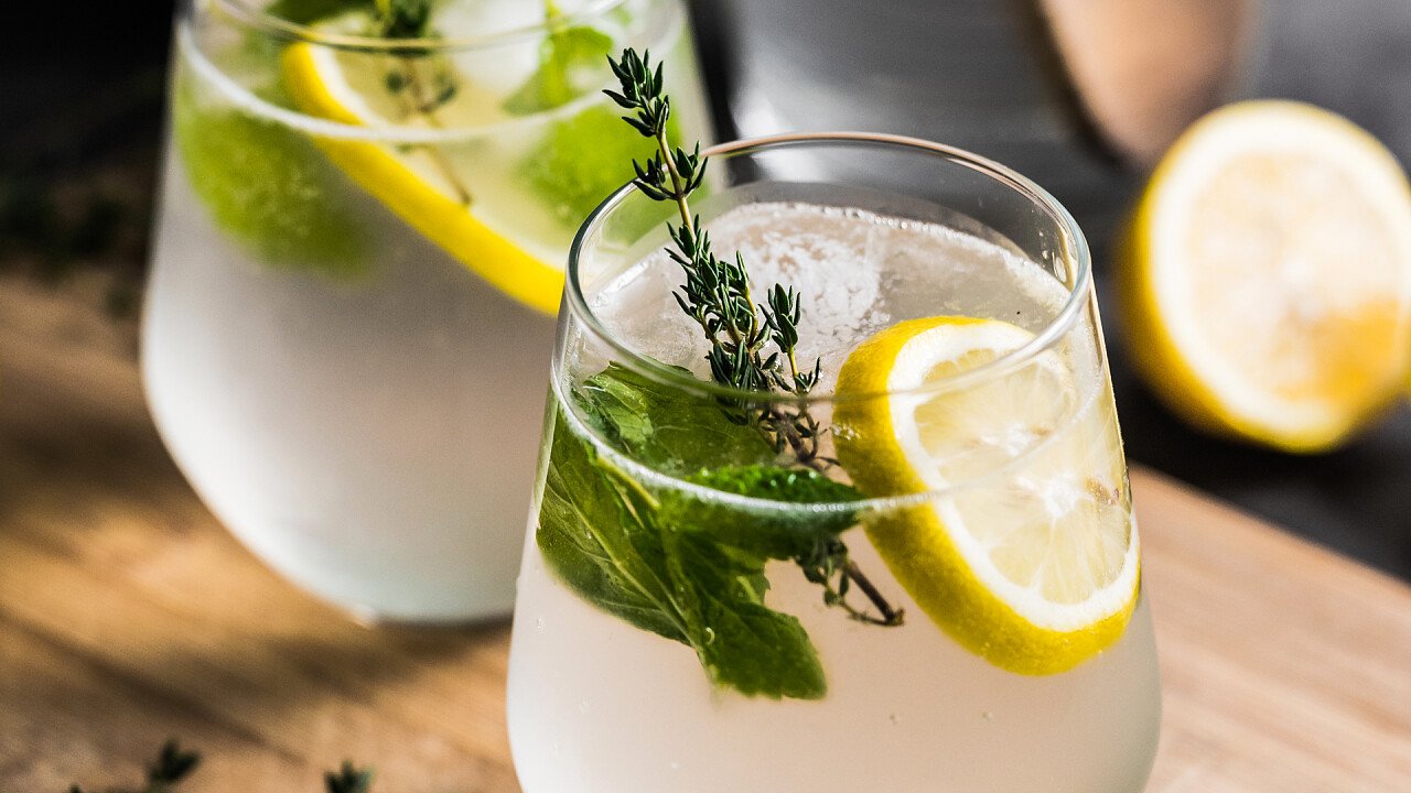 verticale_bevanda_al_limone_picjumbo