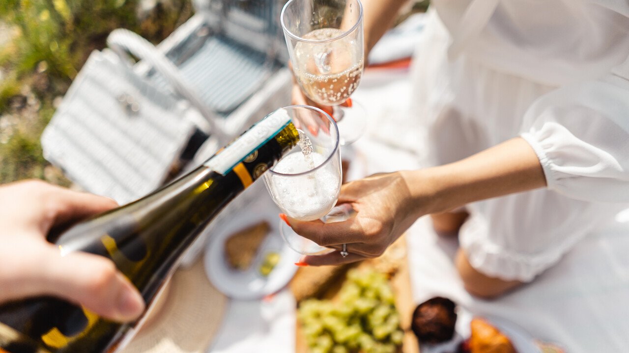 versare_vino_bianco_picnic_picjumbo_viktor_hanacek