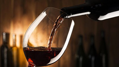 dettaglio_versare_vino_rosso_shutterstock