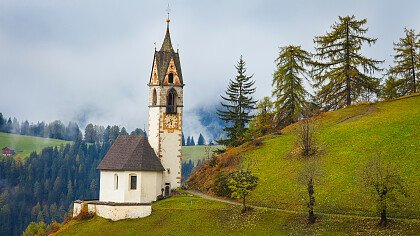 chiesa_santa_barbara_la_val_depositphotos