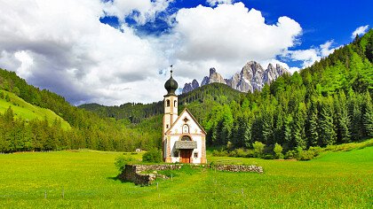 chiesa_santa_barbara_la_val_depositphotos