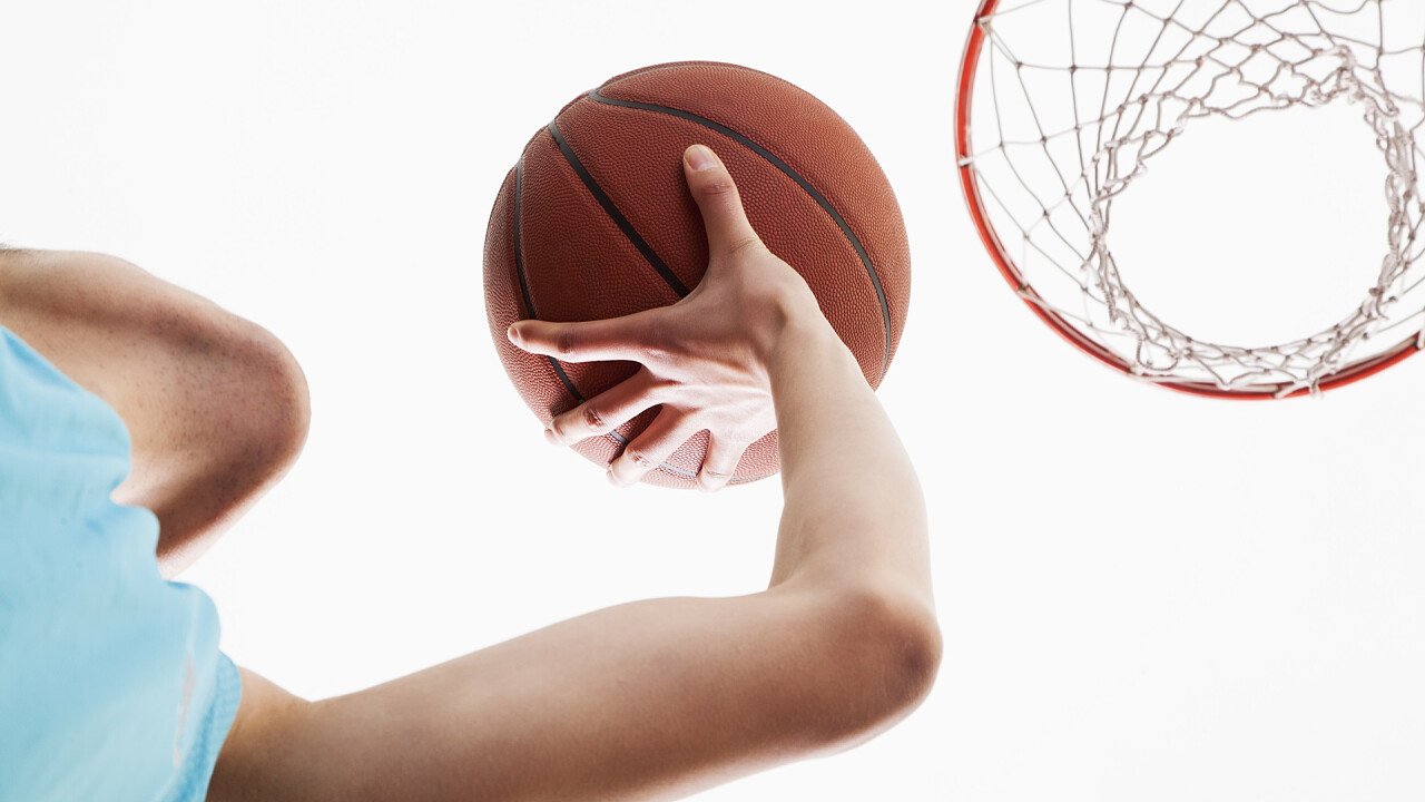 adulto_gioca_basket_depositphotos