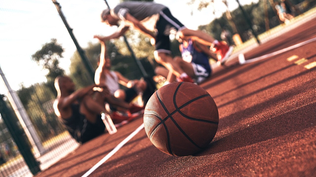 palla_da_basket_giocatori_campetto_shutterstock