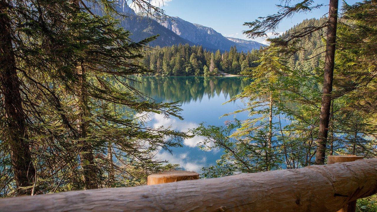 camminata_attorno_lago_tovel_depositphotos