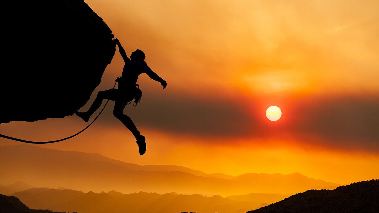 arrampicata_parete_roccia_shutterstock