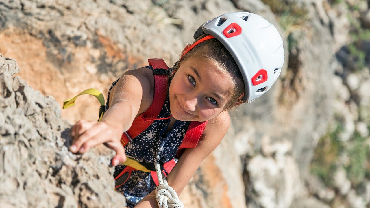 bambina_arrampicata_roccia_shutterstock