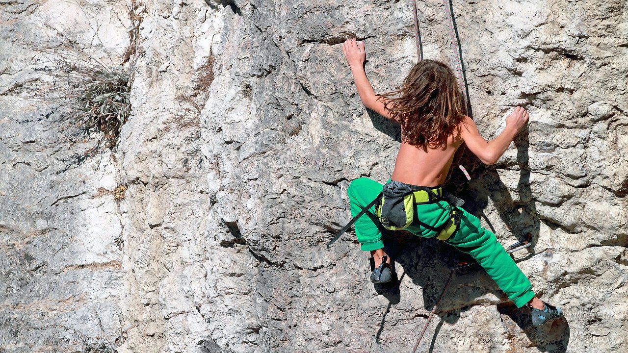 bambino_arrampicata_roccia_shutterstock