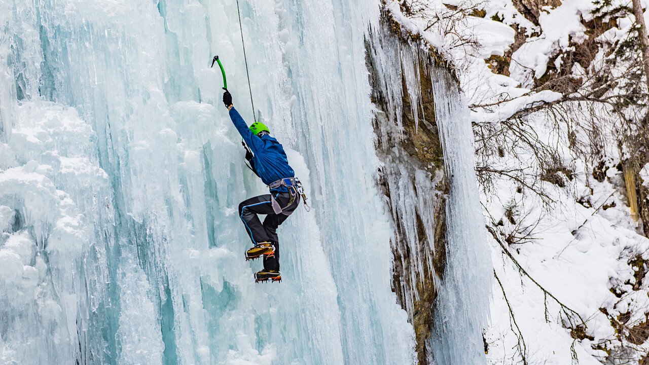 arrampicare_su_pareti_ghiacciate_shutterstock