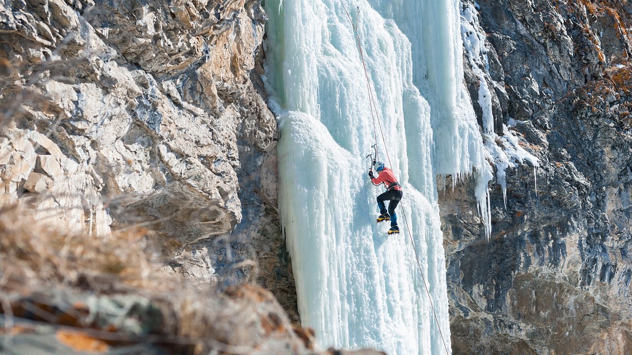 arrampicata_cascata_ghiacciata_depositphotos